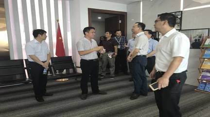 江西省委組織部副部長、省委人才辦主任徐忠一行來我司參觀考察